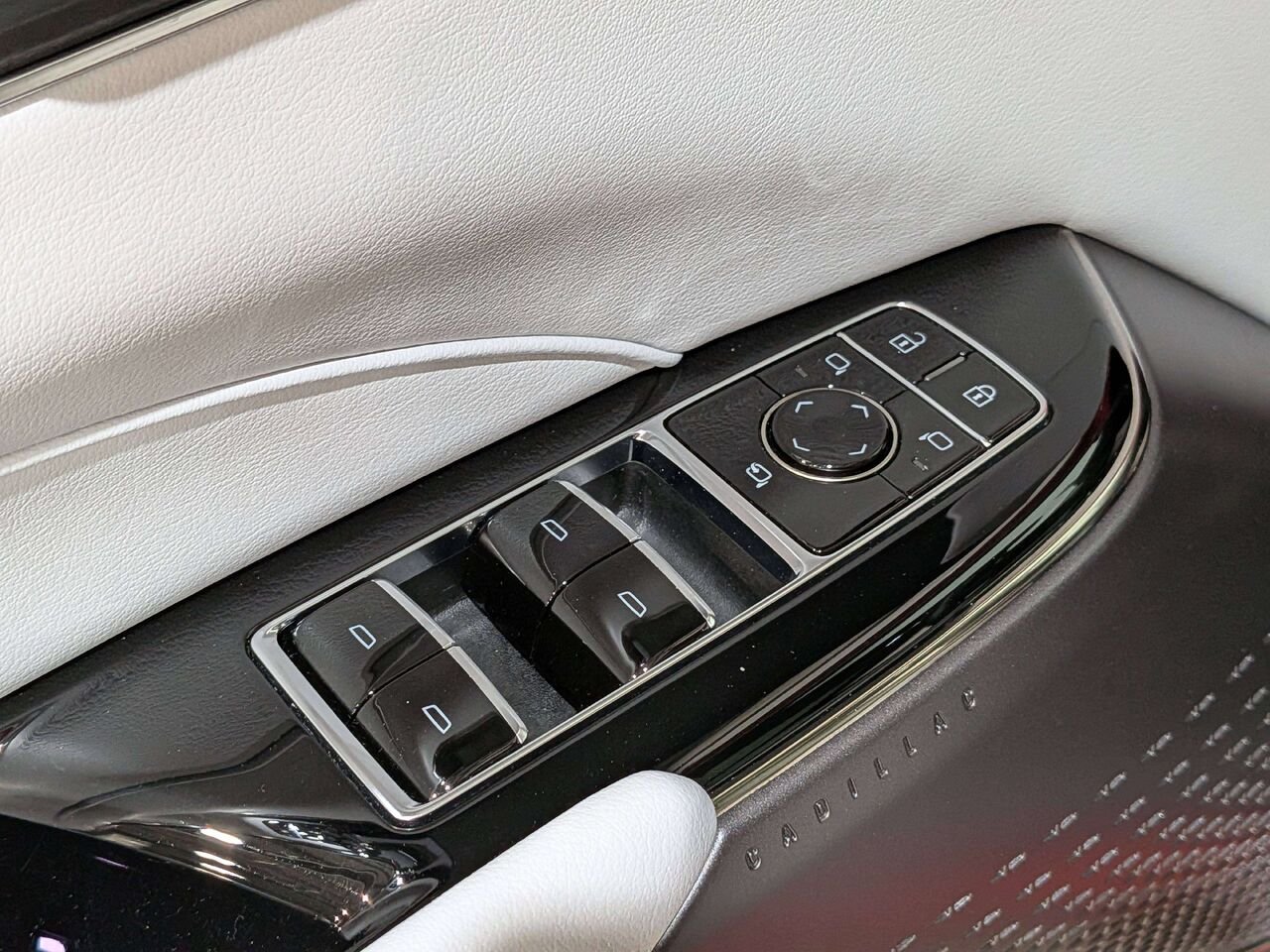 2024 Cadillac LYRIQ 4dr Sport w/1SF Red Val-David - photo #36