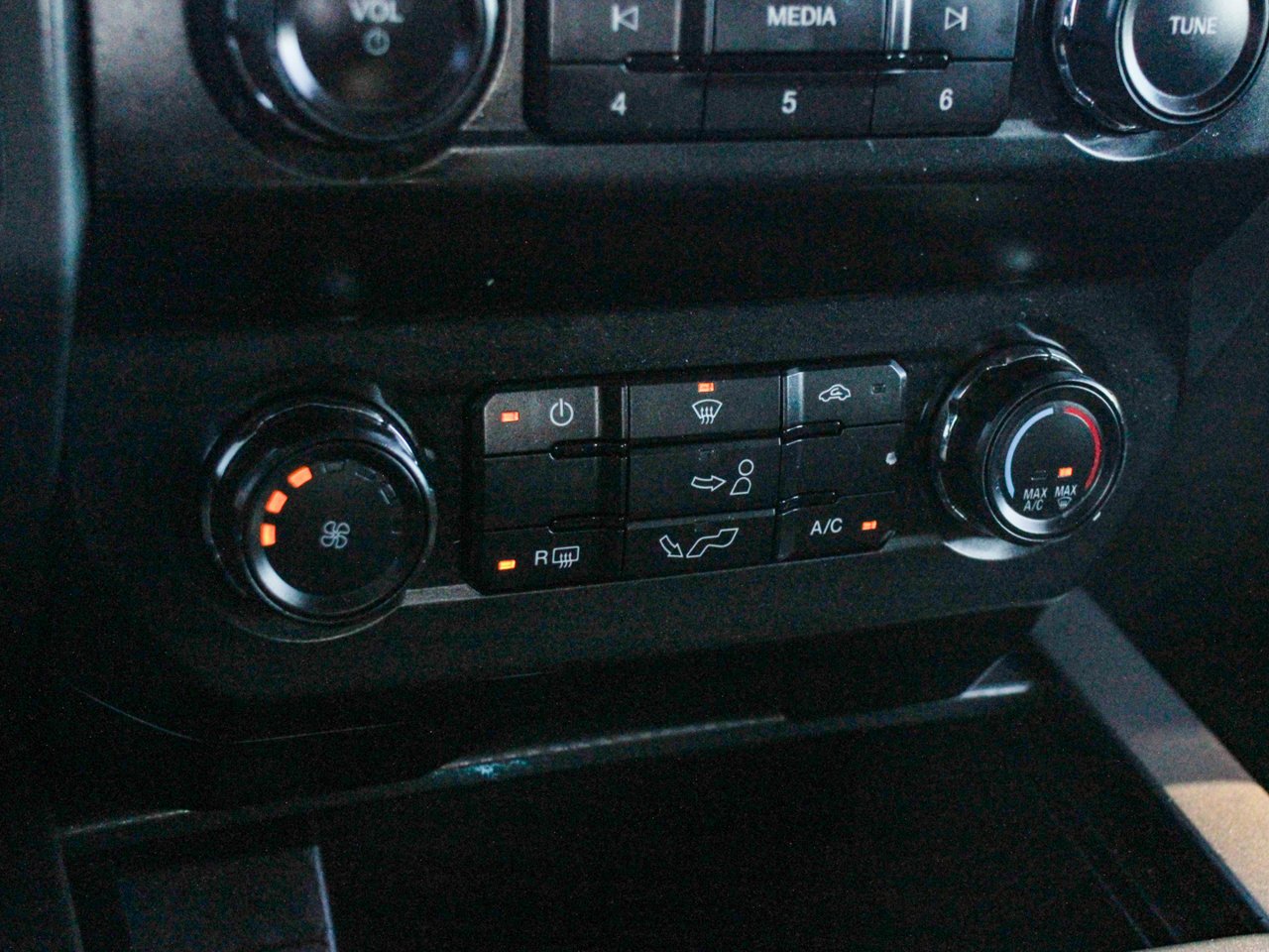 2019 Ford F-150 XLT 4WD SuperCrew 5.5' Box White Sherwood Park - photo #23