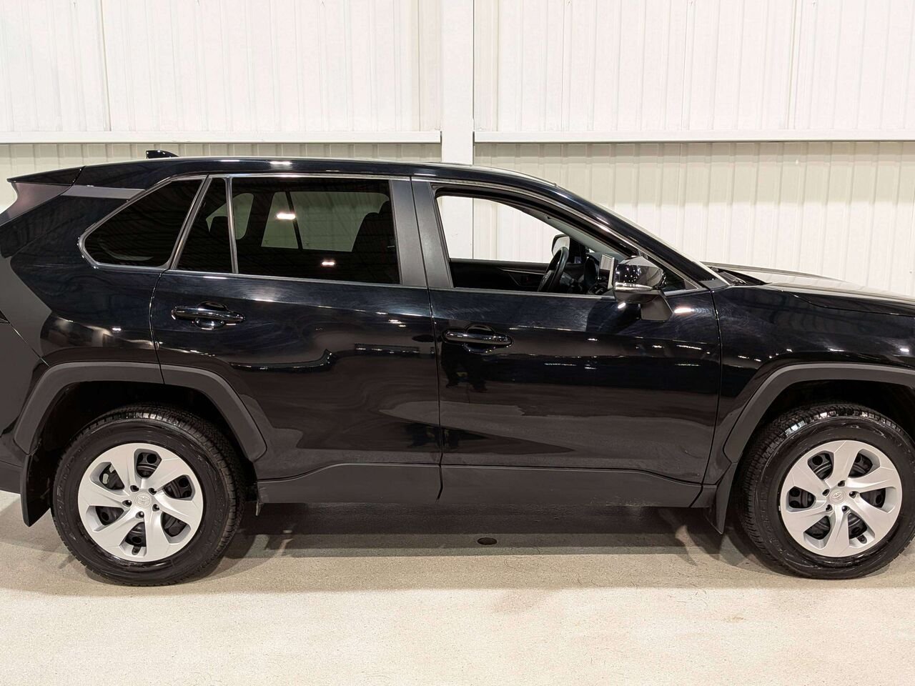 Toyota RAV4 LE AWD 2024 Noir Val-David - photo #6
