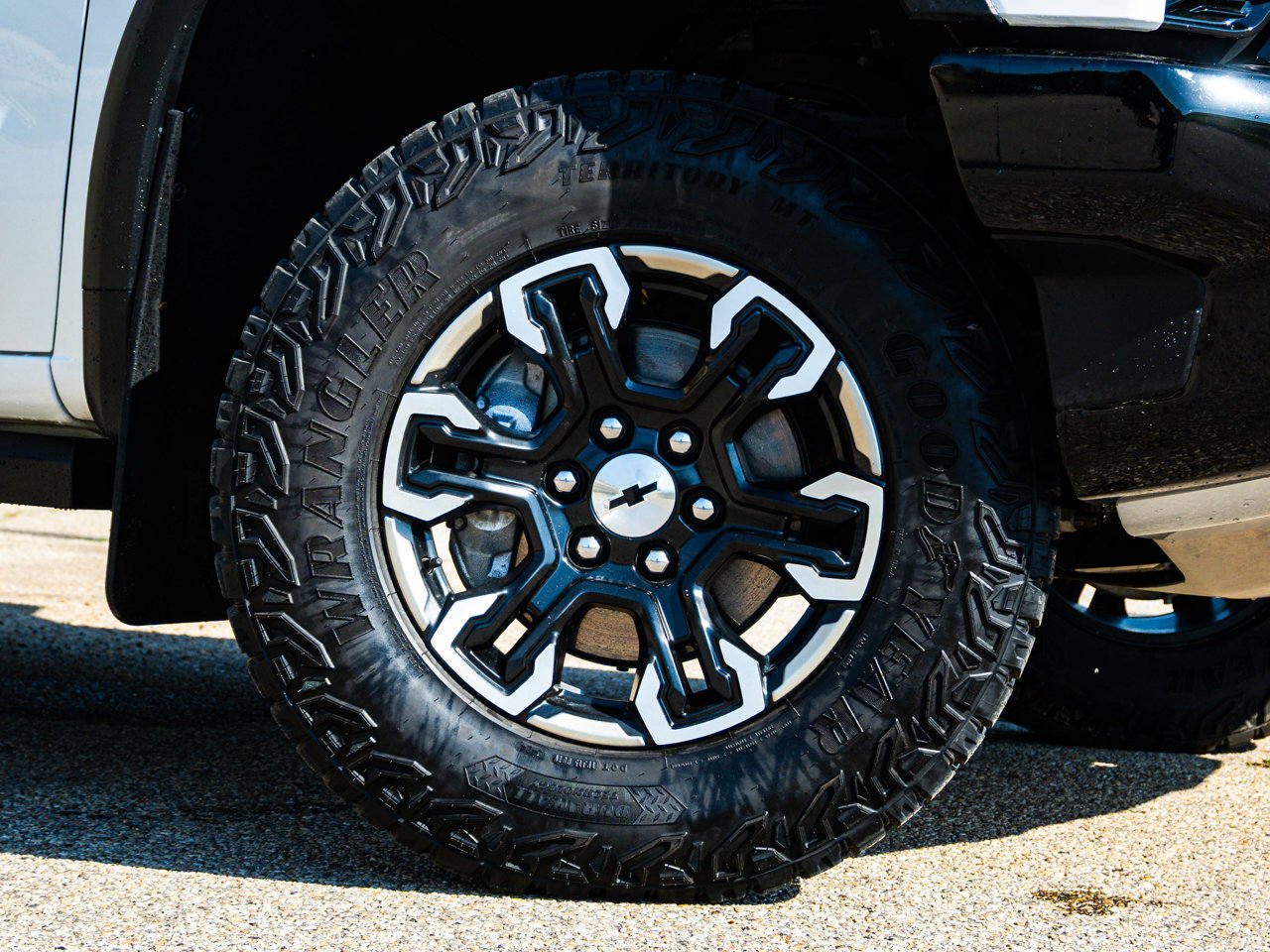 2025 Chevrolet Silverado 1500 4WD Crew Cab 147 ZR2 White Sherwood Park - photo #4