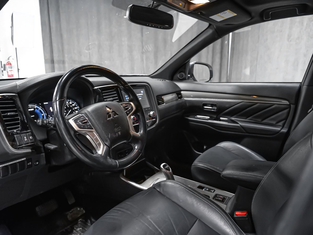 2021 Mitsubishi Outlander Plug-In Hybrid Red Montreal - photo #1