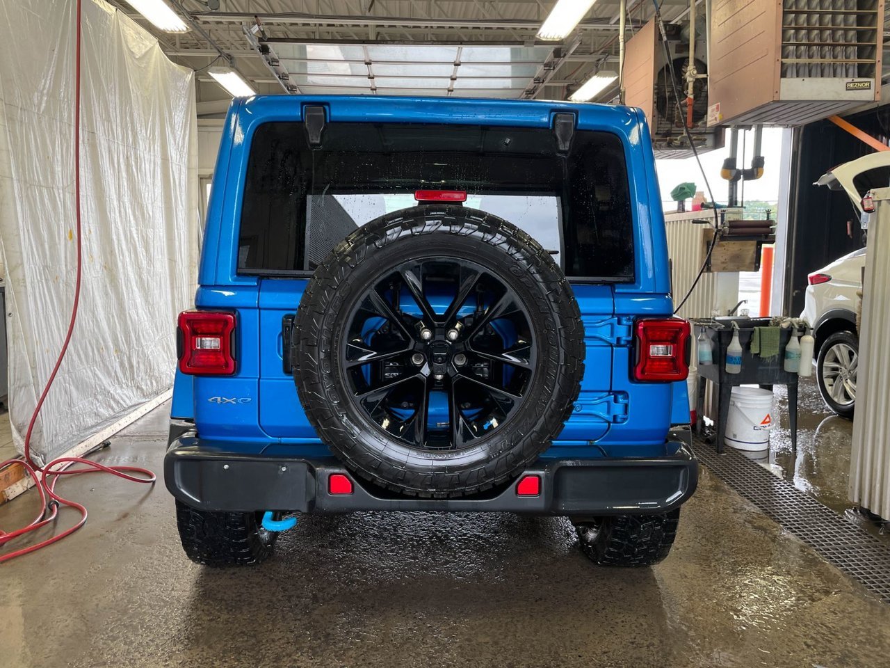 Jeep Wrangler 4xe SAHARA 4X4 *NAV* CUIR SIÈGES /VOLANT CHAUF CARPLAY 2022 Bleu Saint-Jérôme - photo #7