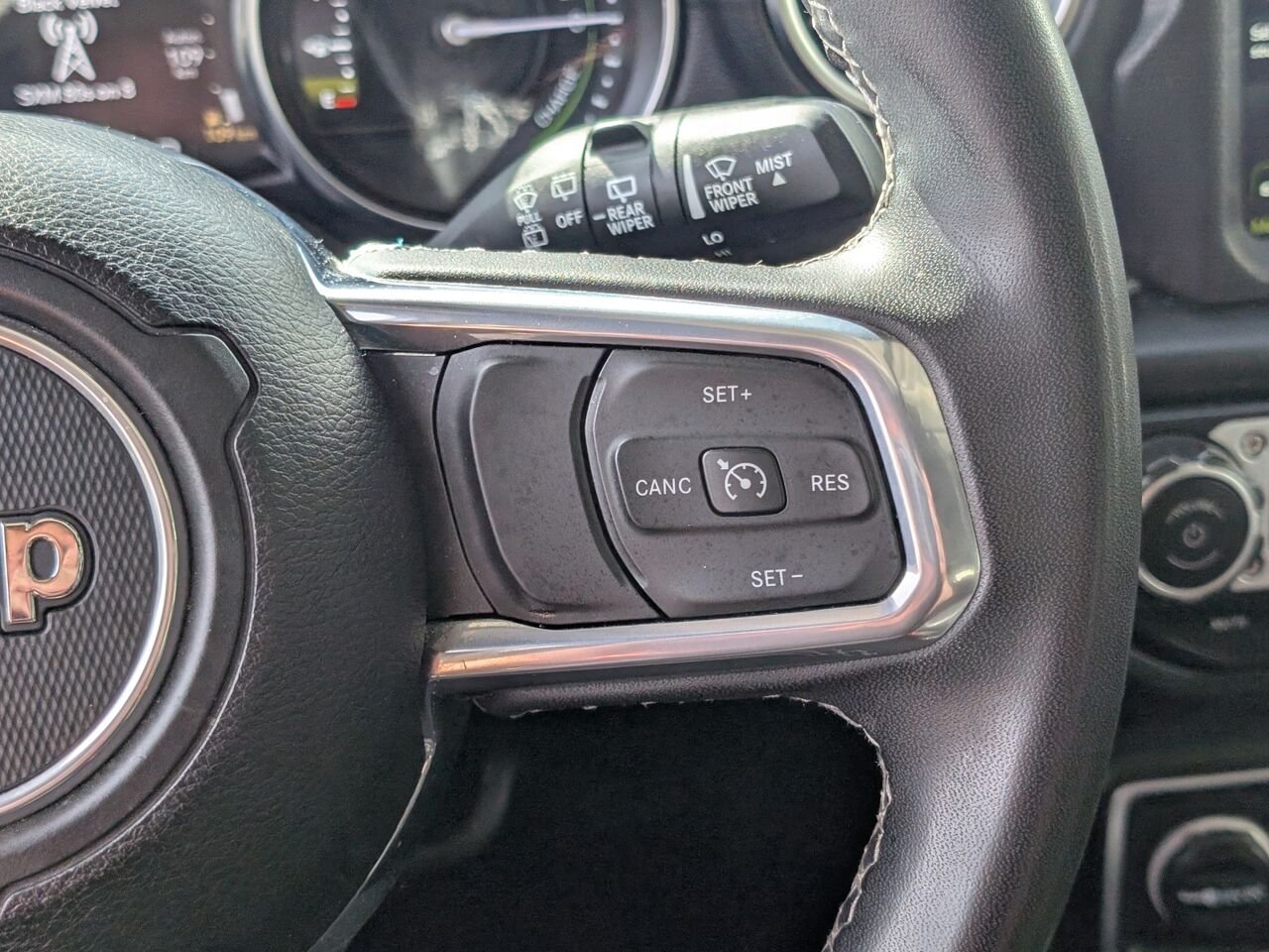Jeep Wrangler 4xe SAHARA 4XE/SIÈGES EN CUIR/AC BIZONE/CAMÉRA DE RECUL/MACHEPIEDS 2023 Argent Sherbrooke - photo #13