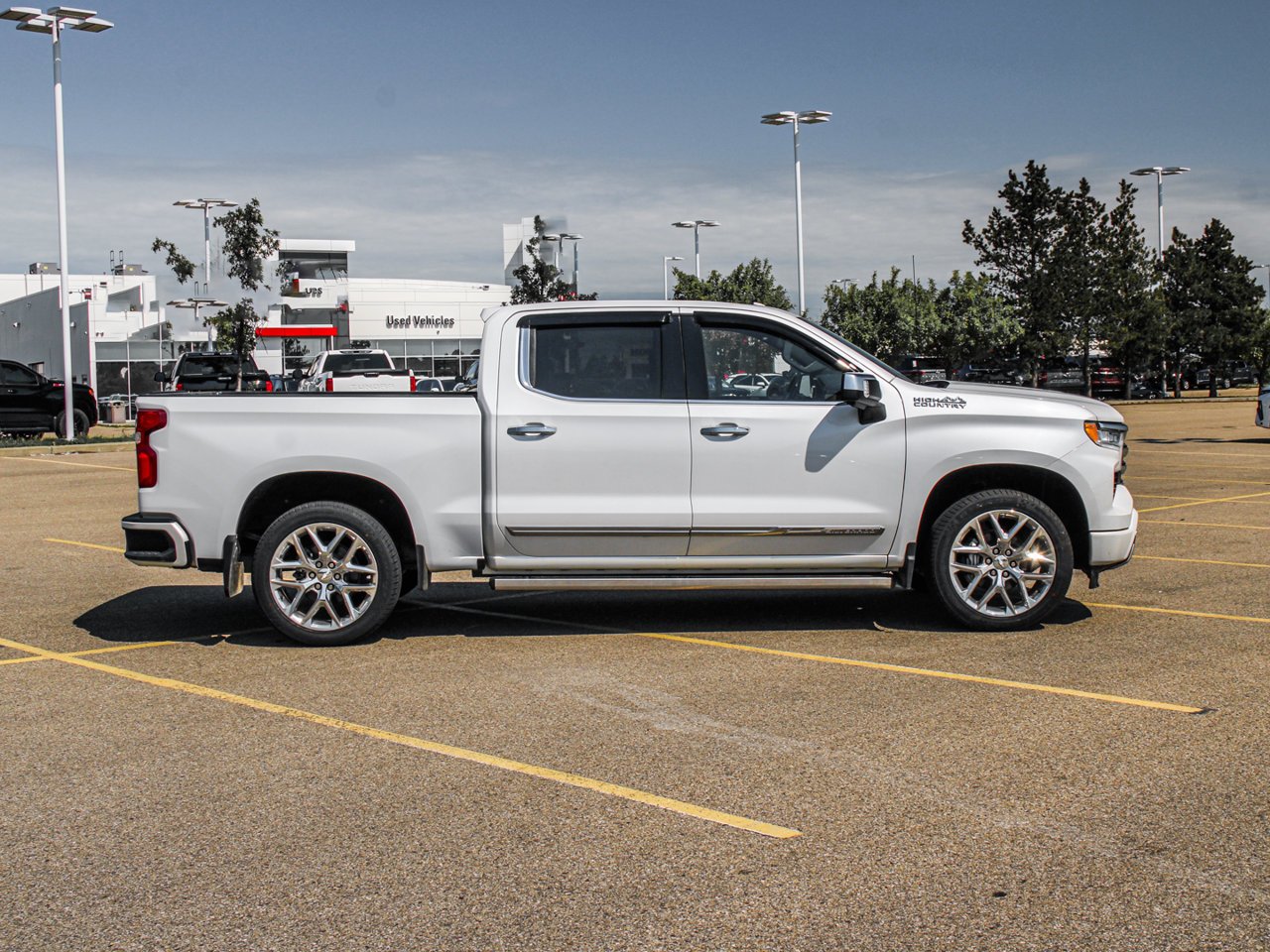 2023 Chevrolet Silverado 1500 4WD Crew Cab 147 High Country White Sherwood Park - photo #9