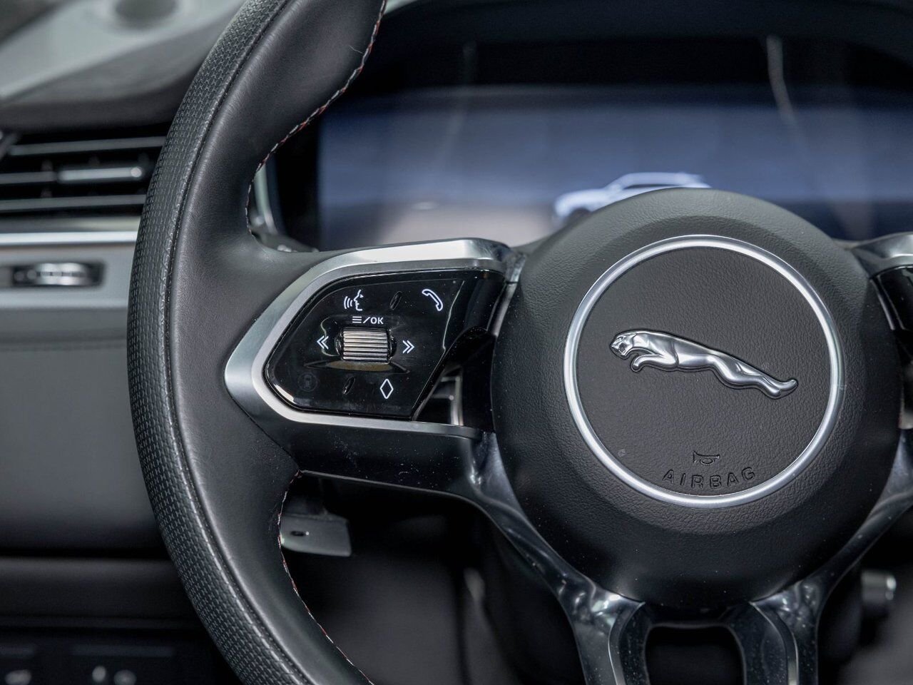 2025 Jaguar F-PACE P575 SVR EDITION AWD V8 *TOIT* NAV SIÈGES VENTIL Black Saint-Jérôme - photo #14