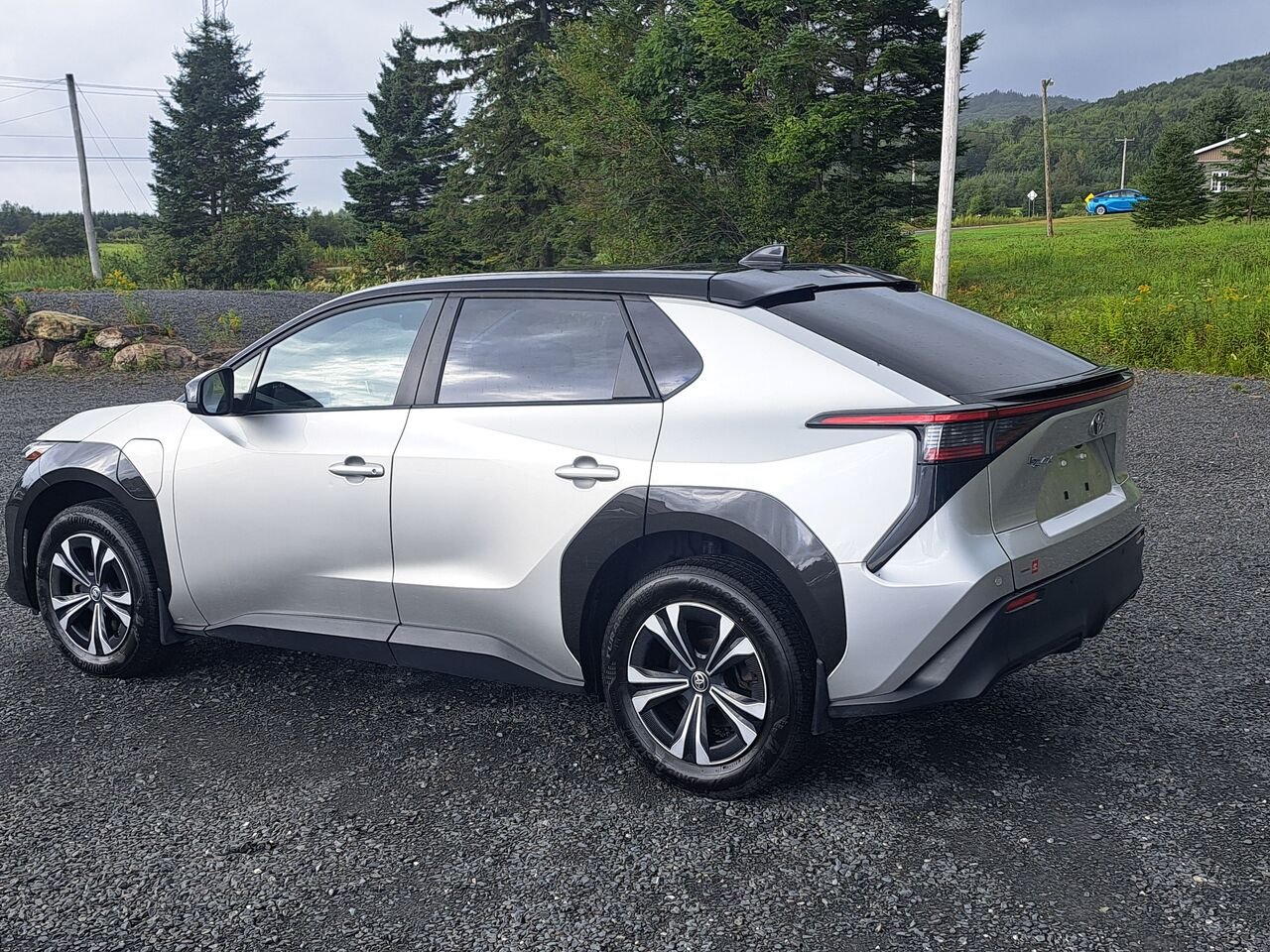 Toyota bZ4X XLE TI 2023 Argent élémentaire avec toit noir Lac-Etchemin - photo #2