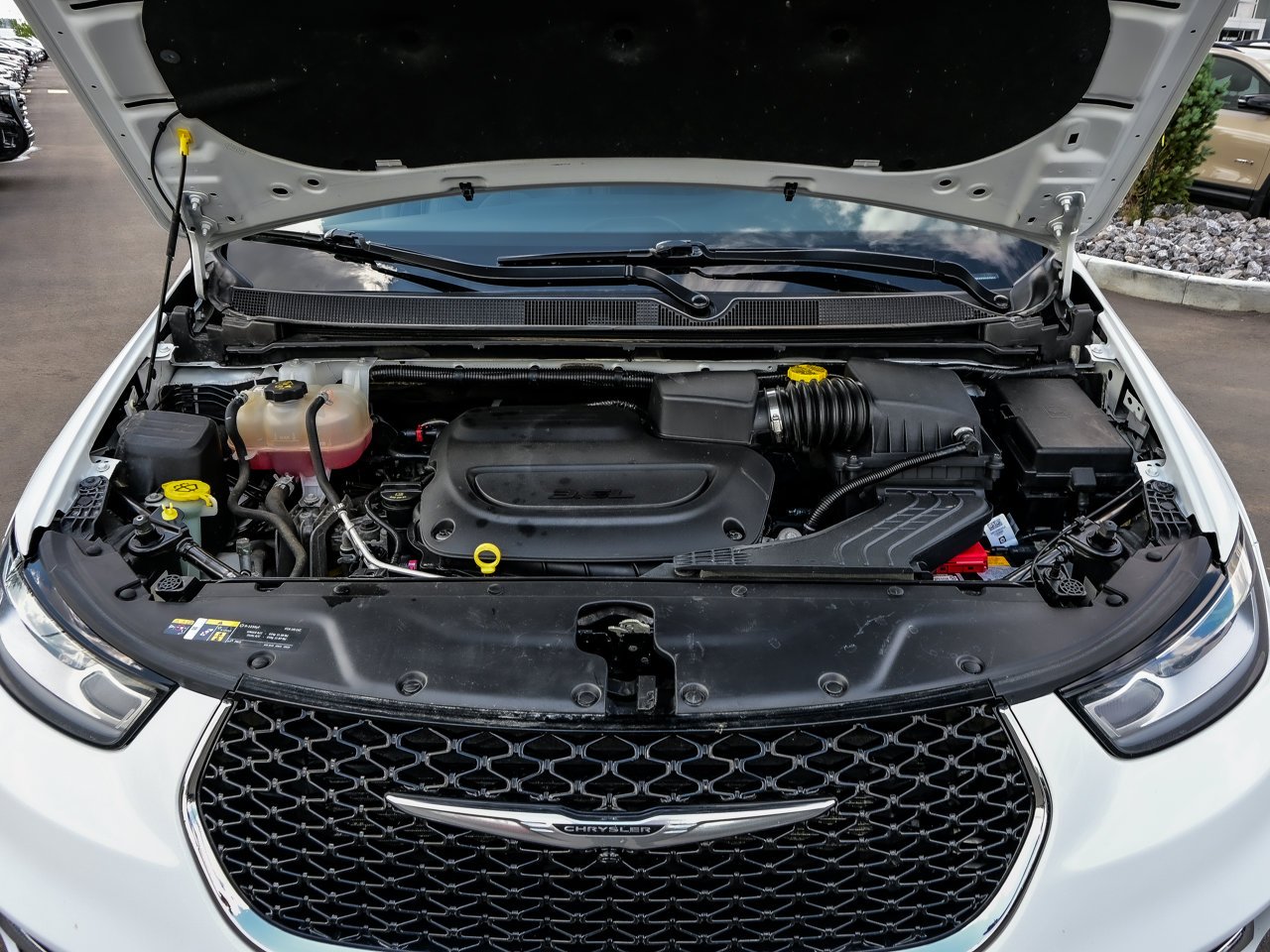2023 Chrysler Pacifica Touring L AWD White Sherwood Park - photo #8