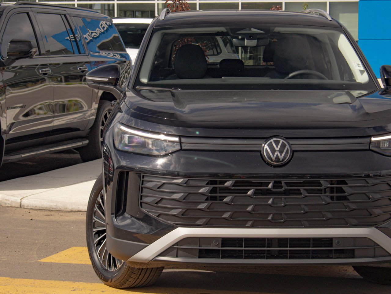 2026 Volkswagen Tiguan Comfortline 4MOTION Black Sherwood Park - photo #4