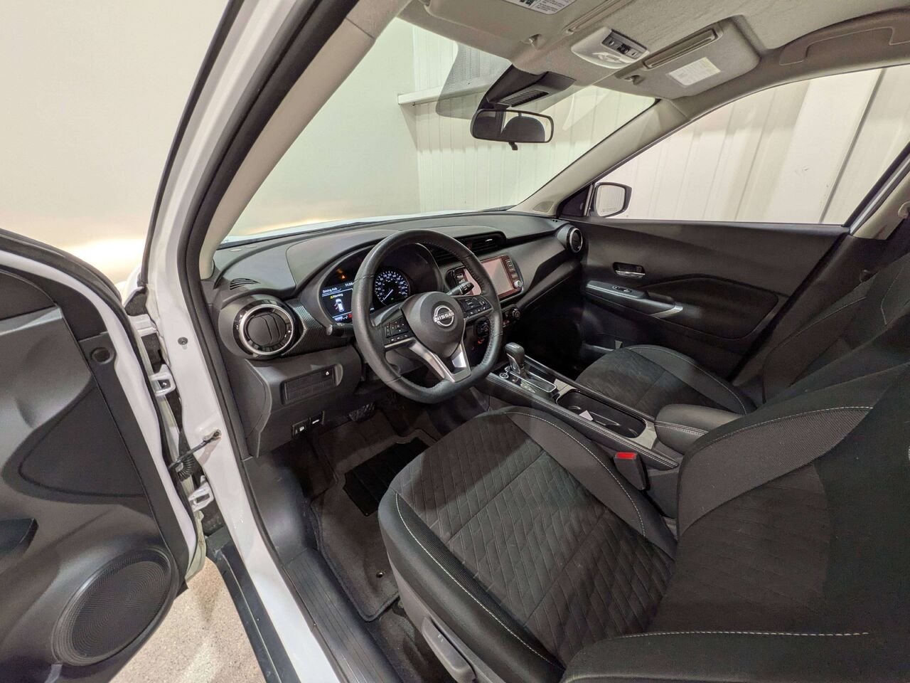 Nissan Kicks Play SV FWD 2025 Blanc Mirabel - photo #9