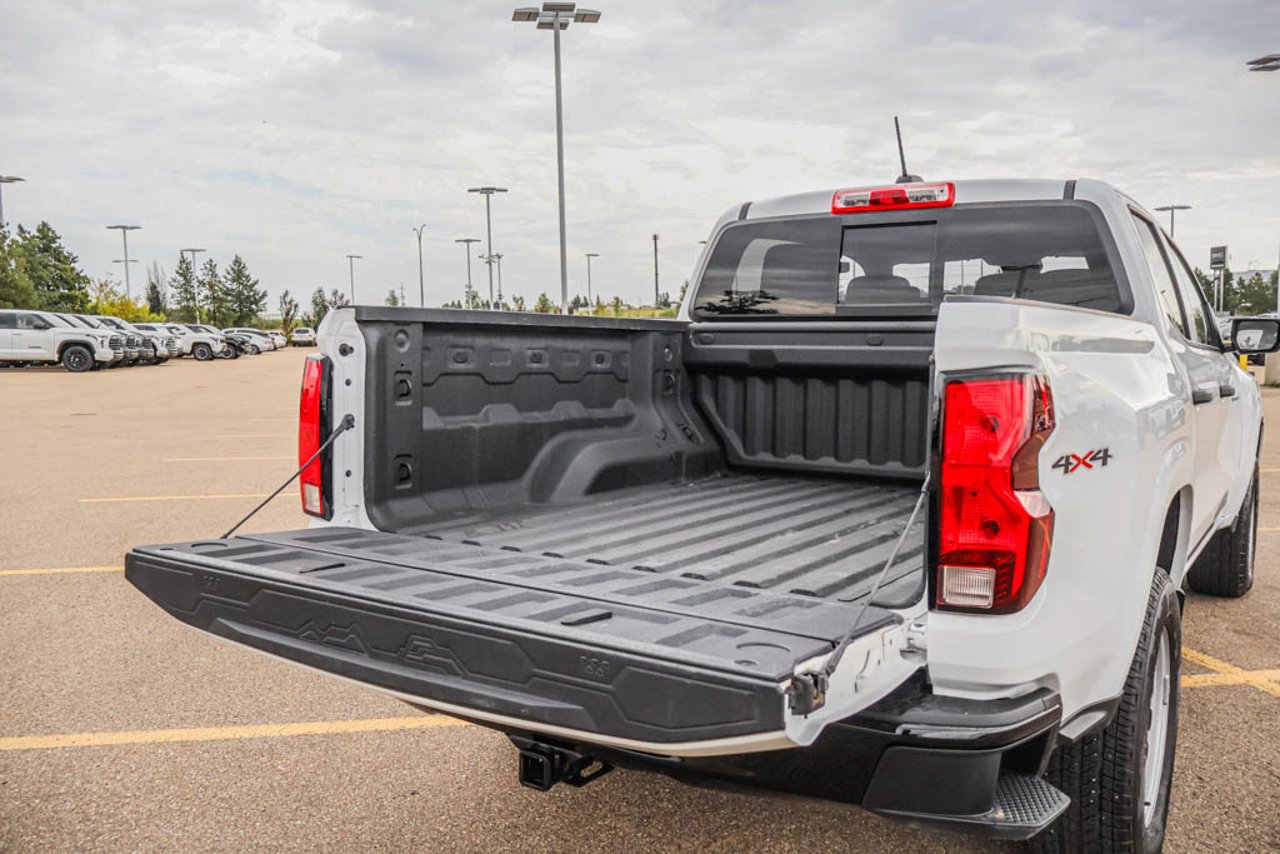 2024 Chevrolet Colorado 4WD Crew Cab WT White Sherwood Park - photo #7
