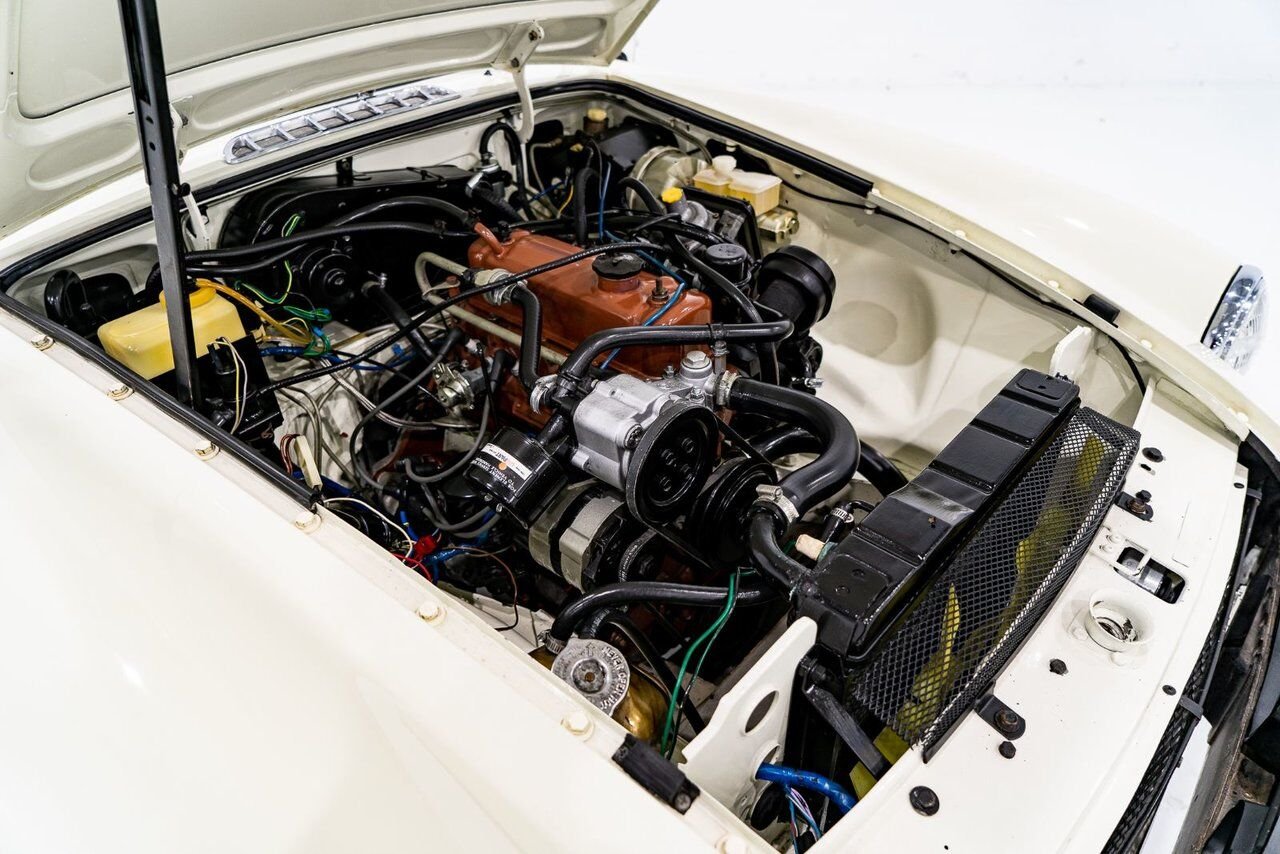 MG B Beautifully presented from former complete restoration 1979 Blanc Montréal - photo #15