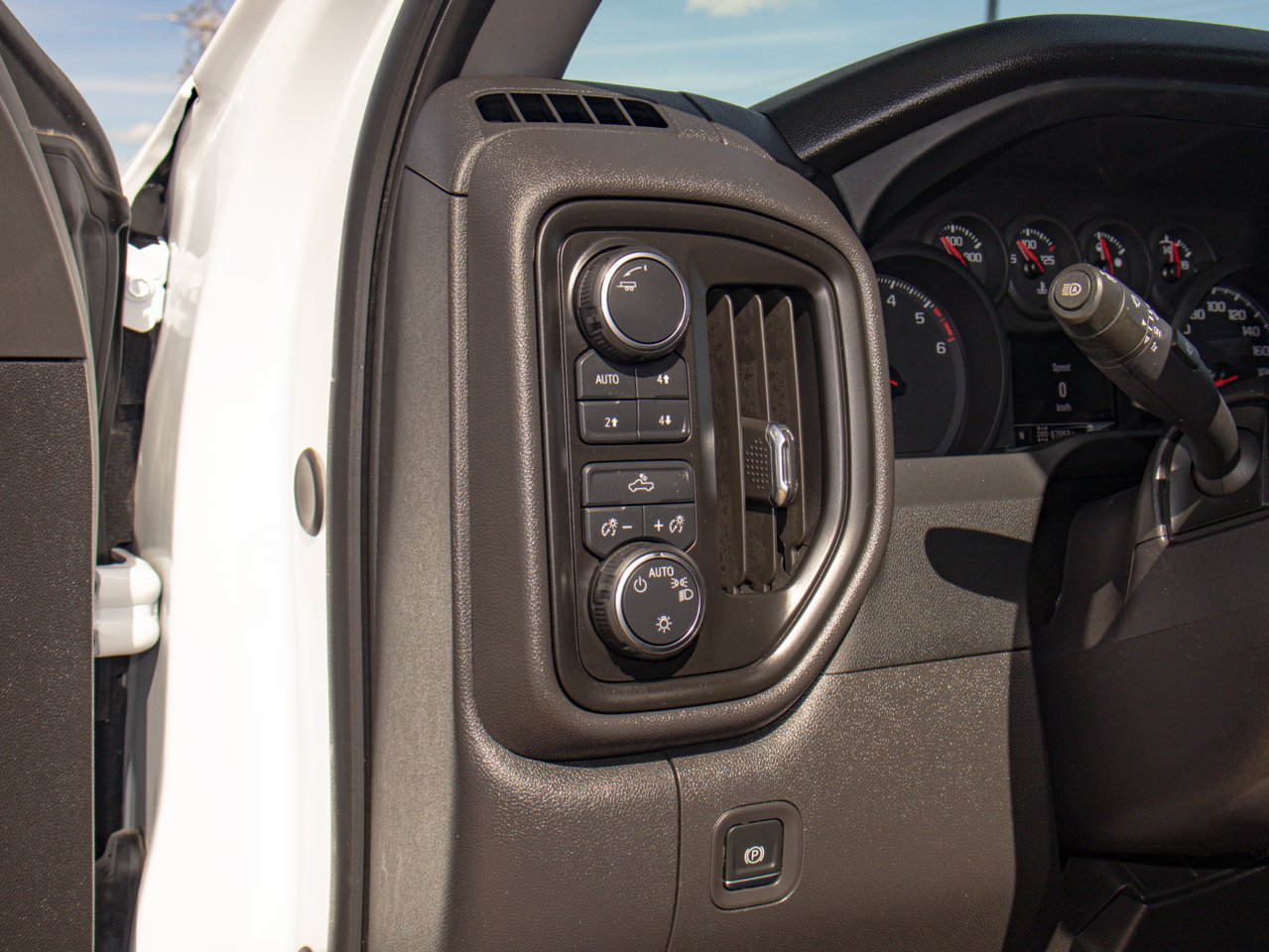 2024 Chevrolet Silverado 1500 4WD Crew Cab 147 Custom Trail Boss White Sherwood Park - photo #21