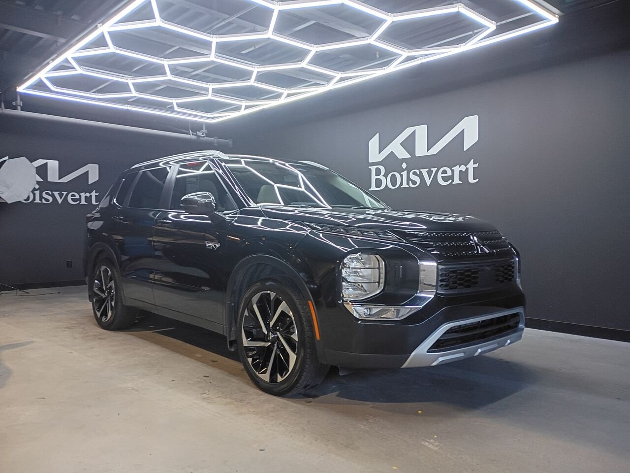 2023 Mitsubishi Outlander Plug-In Hybrid Black Blainville - photo #2