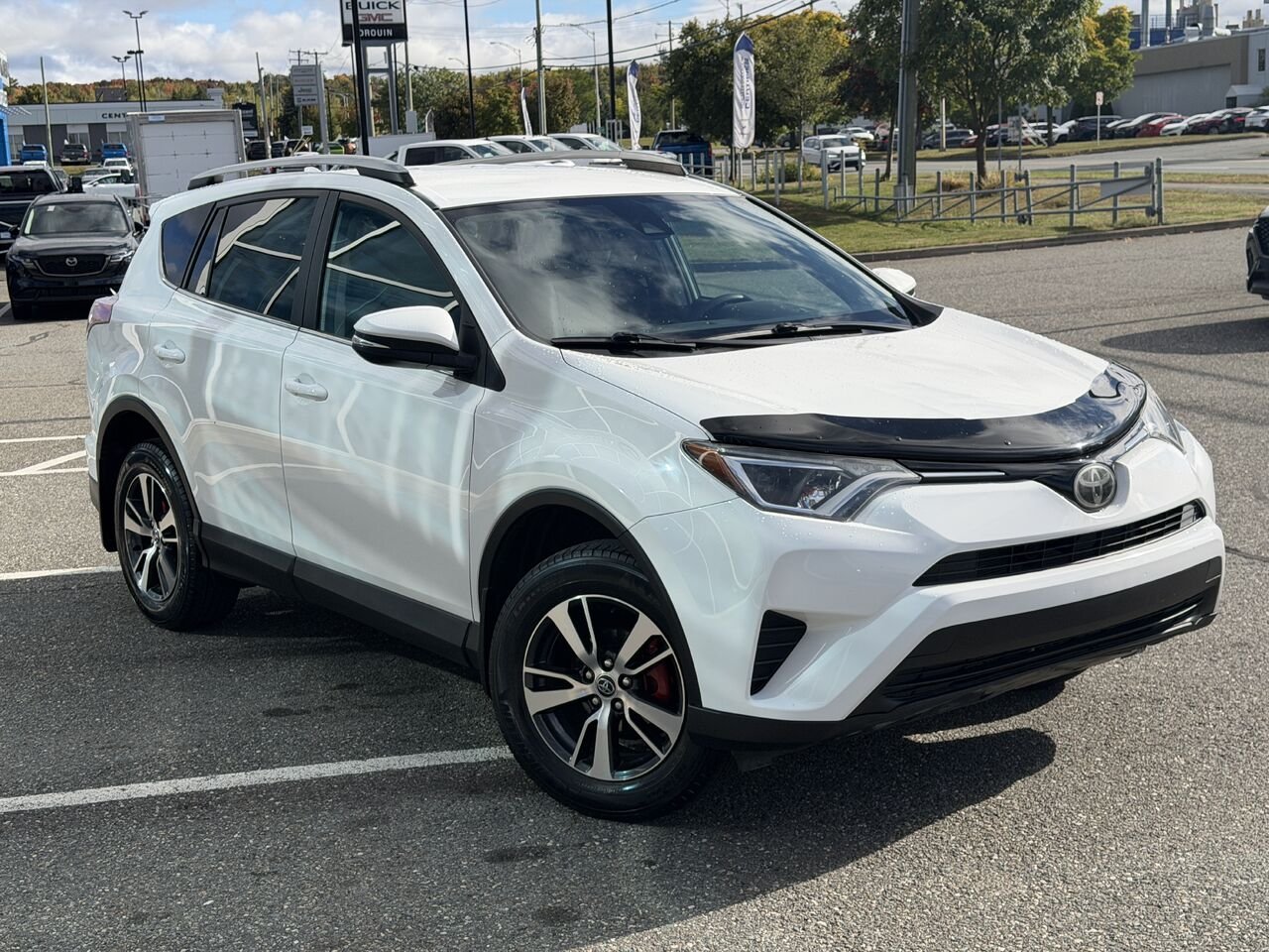 2018 Toyota RAV4 White Ste-Marie - photo #3