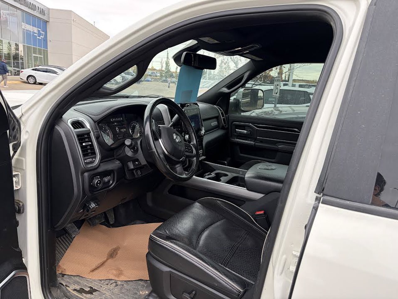 2022 Ram 3500 Laramie 4x4 Crew Cab 8' Box White Sherwood Park - photo #6