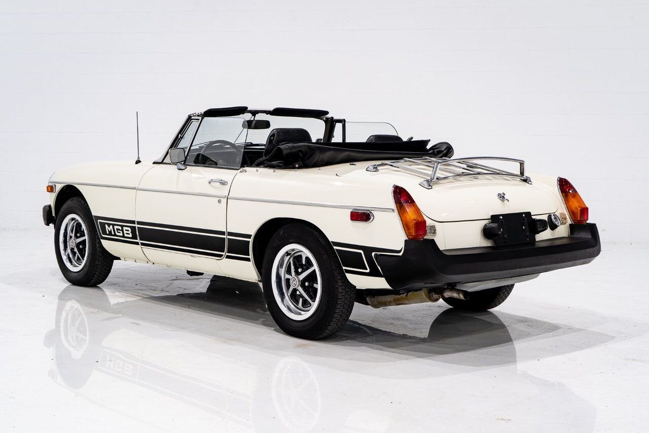 MG B Beautifully presented from former complete restoration 1979 Blanc Montréal - photo #59