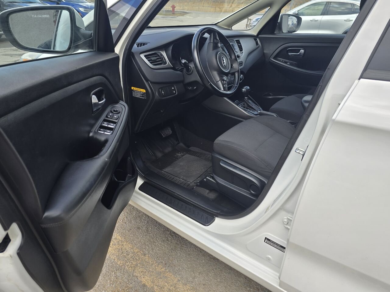 2016 Kia Rondo White  - photo #8