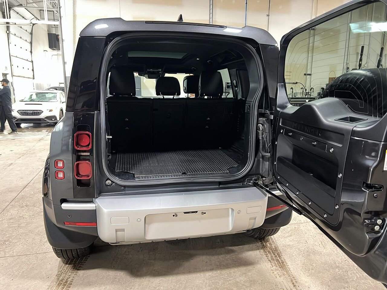2024 Land Rover Defender Grey Québec - photo #24