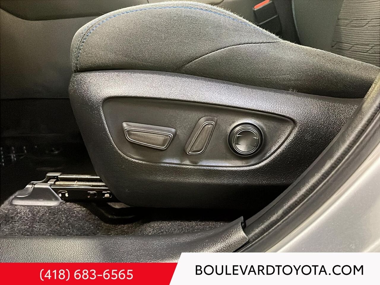Toyota RAV4 Hybride 100665A-3 | SE, AWD 2023 Argent Québec - photo #9