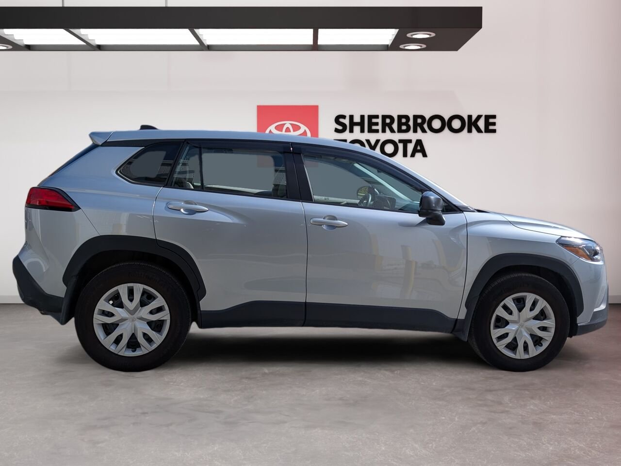 Toyota Corolla Cross LE/SIÈGES CHAUFFANTS/CAMÉRA DE RECUL/BLUETOOTH/AC/ 2024 Argent Sherbrooke - photo #2