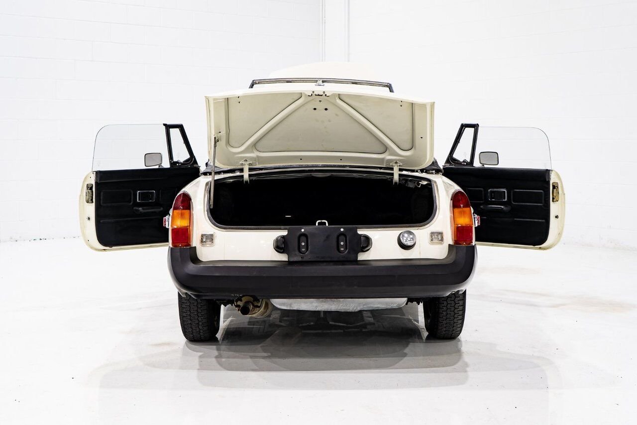MG B Beautifully presented from former complete restoration 1979 Blanc Montréal - photo #63