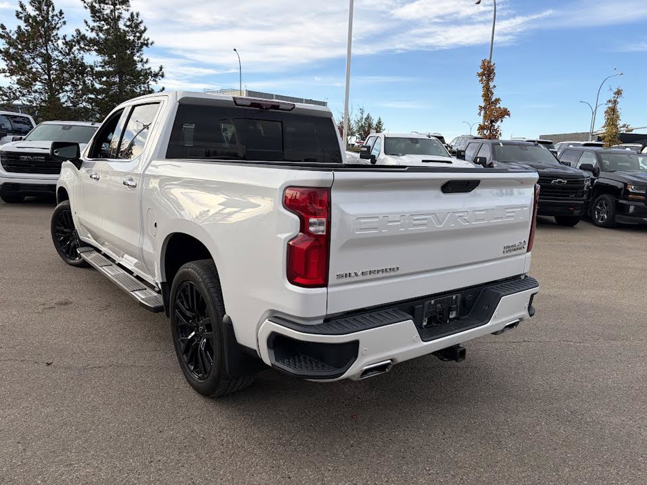 2020 Chevrolet Silverado 1500 4WD Crew Cab 147 High Country White Sherwood Park - photo #3