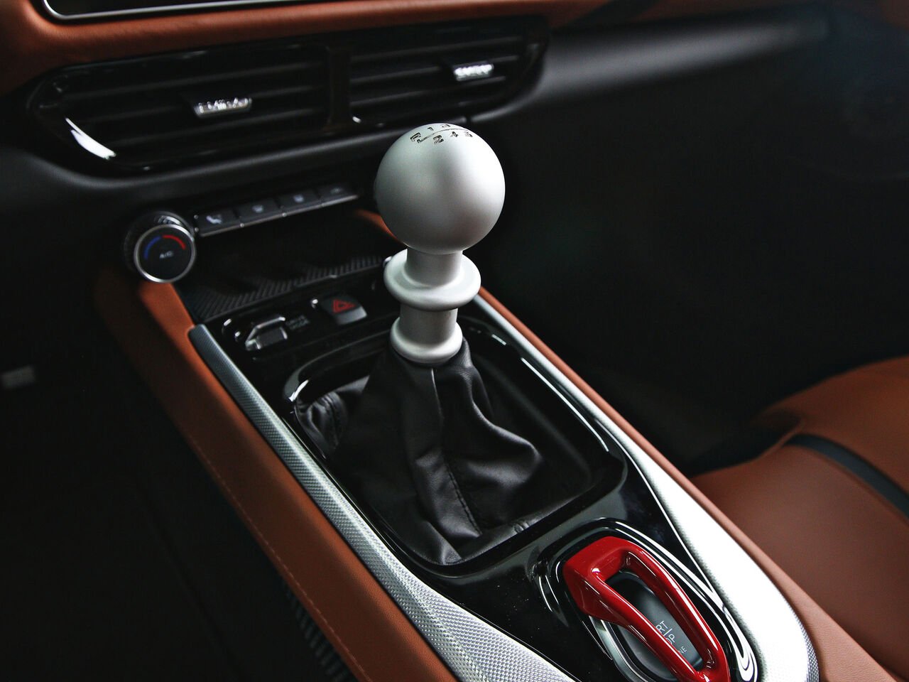 Lotus Emira 2026 Nimbus Gray Québec - photo #10