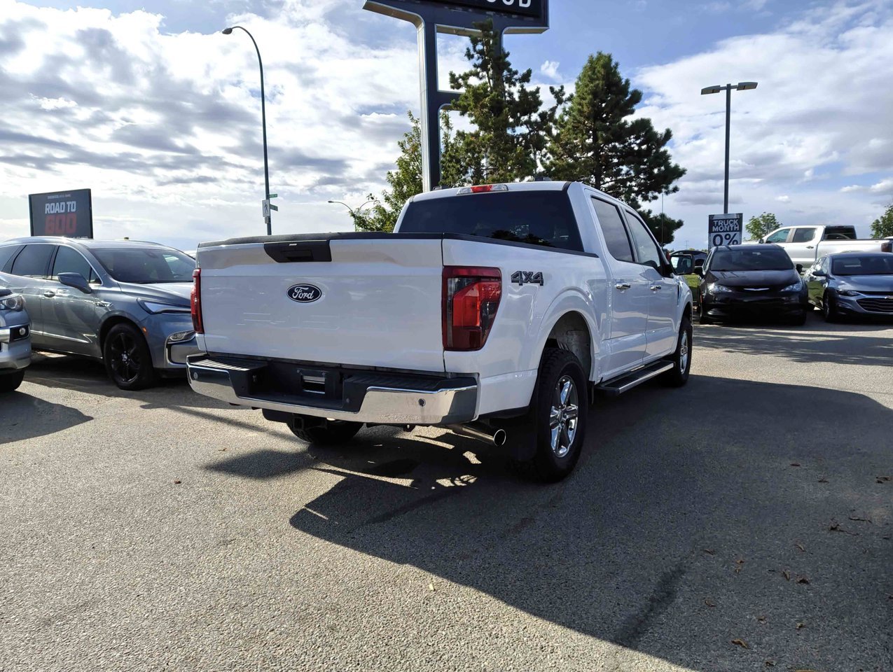 2025 Ford F-150 XLT 4WD SuperCrew 5.5' Box White Sherwood Park - photo #5