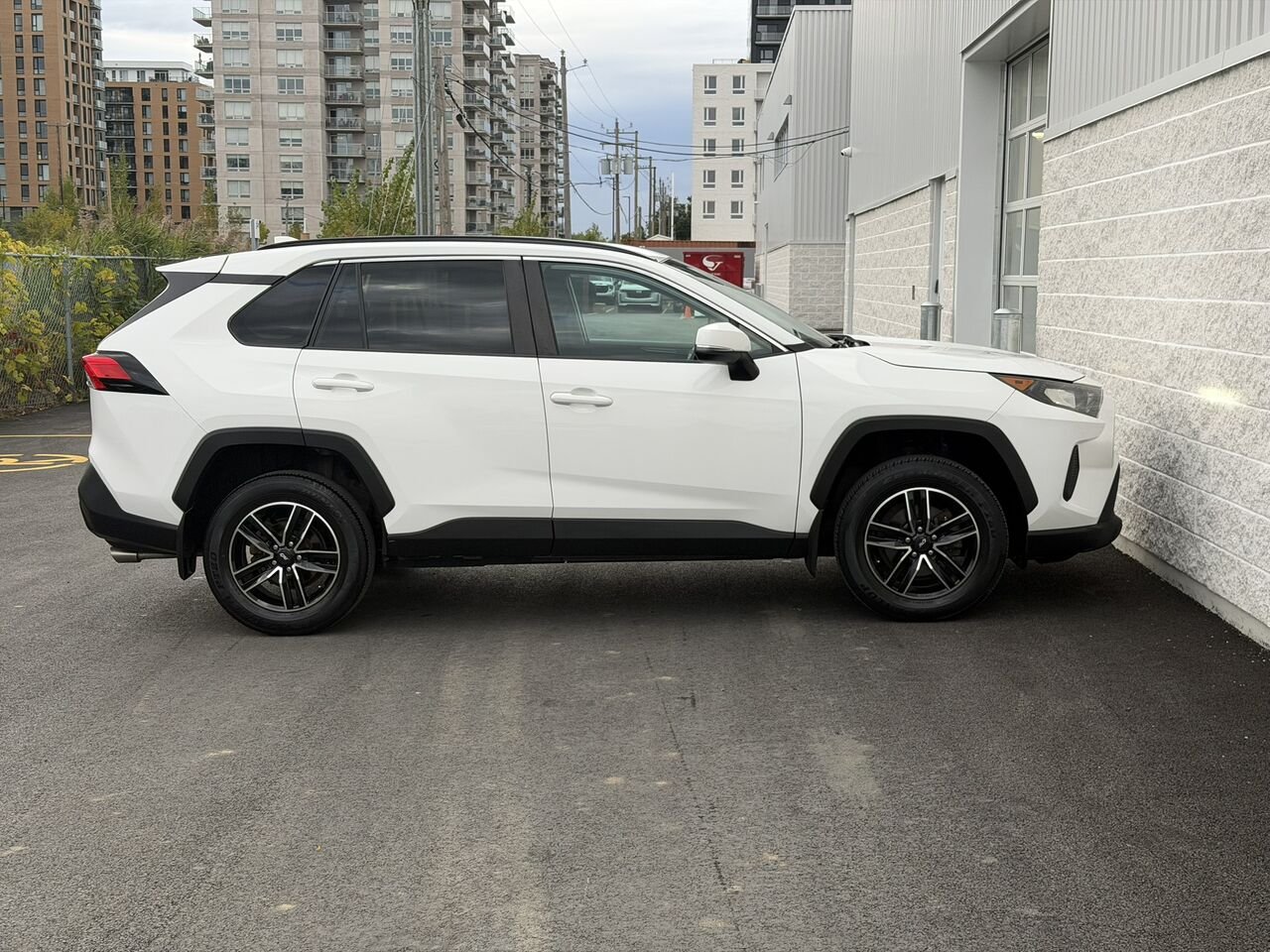 Toyota RAV4 LE 2019 Blanc Laval - photo #18