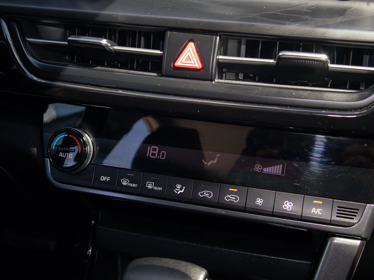 2025 Kia Seltos EX AWD White Sherwood Park - photo #26