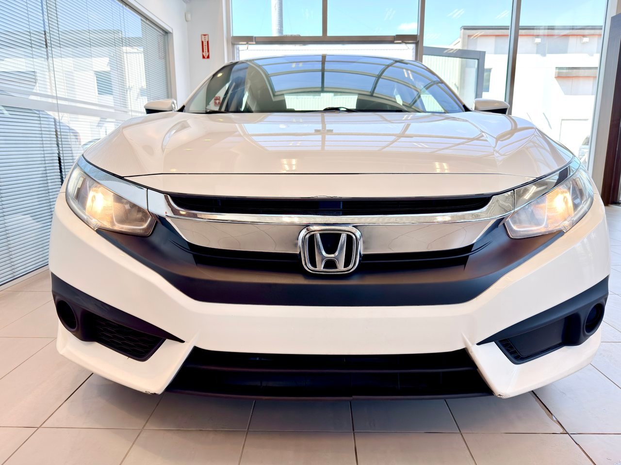 2018 Honda Civic Sedan White Notre-Dame-des-Prairies - photo #5