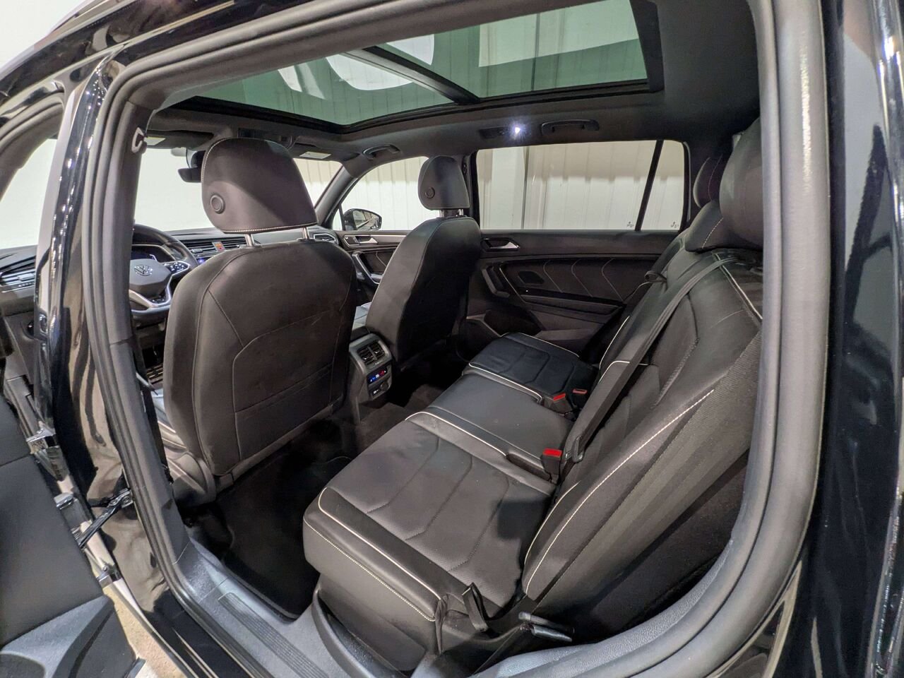 2022 Volkswagen Tiguan Highline R-Line 4MOTION Black Mirabel - photo #10