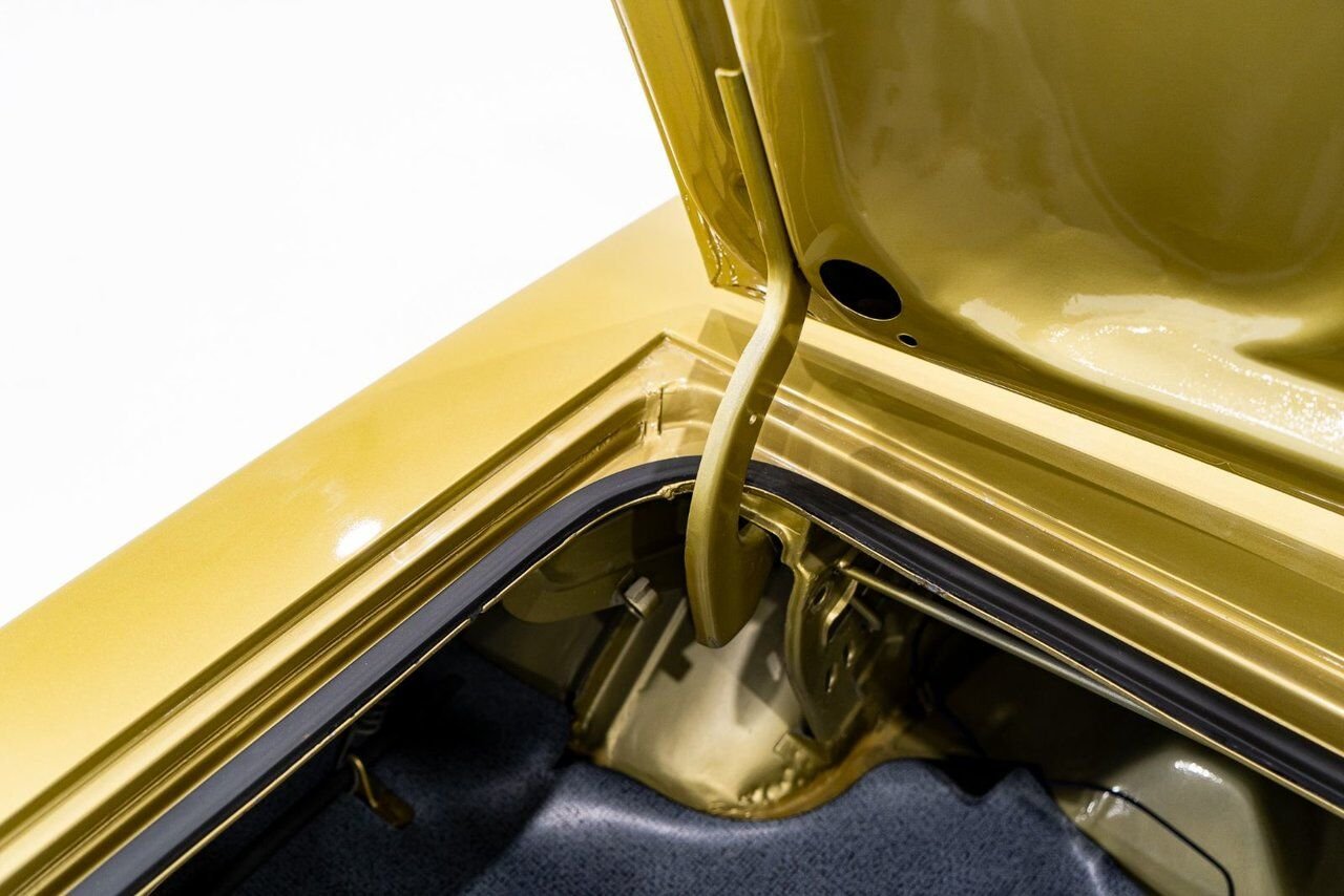 1971 Dodge Challenger *PRIX EN USD* Convertible Fully restored to desirable specifications Gold Montreal - photo #26