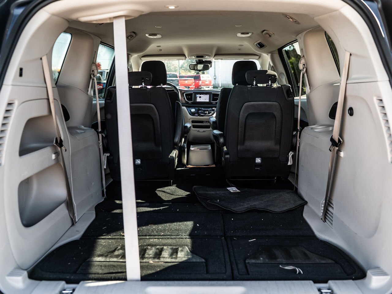 Chrysler Grand Caravan 2023 Argent Sainte-Julienne - photo #10