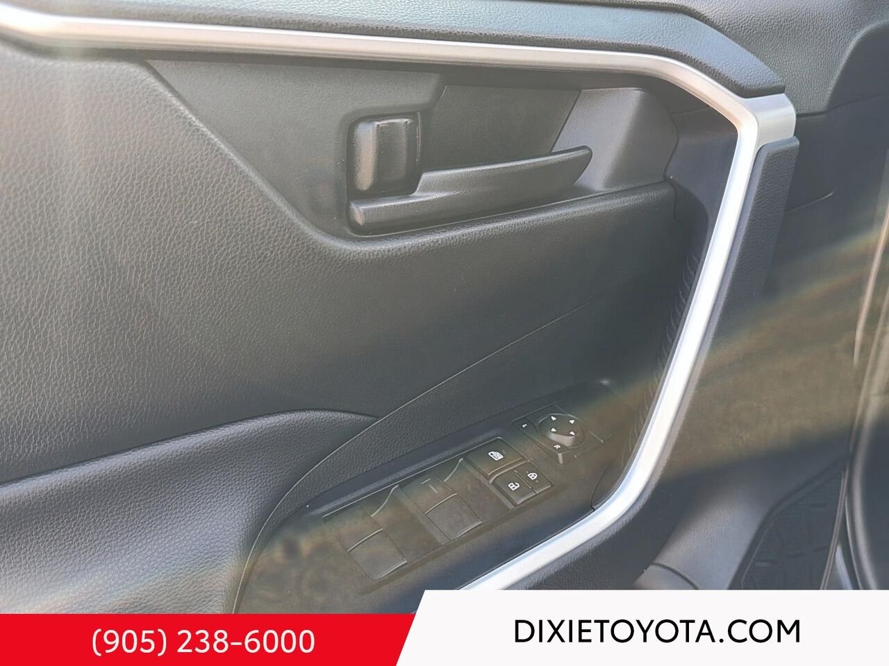 2025 Toyota RAV4 HYBRID LE AWD / HEATED SEATS / TOYOTA SAFETY SENSE / CARPLAY AND ANDROID AUTO Grey Mississauga - photo #7
