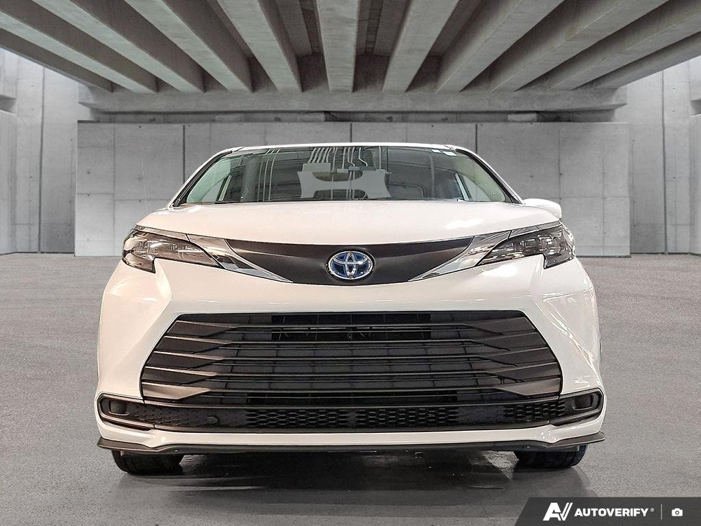 2025 Toyota Sienna 262057 | LE | JRKE1C White Edmonton - photo #1