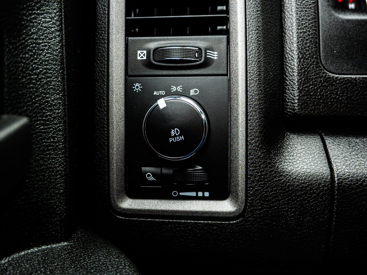 2021 Ram 1500 Classic Express 4x4 Crew Cab 5'7 Box Grey Sherwood Park - photo #17