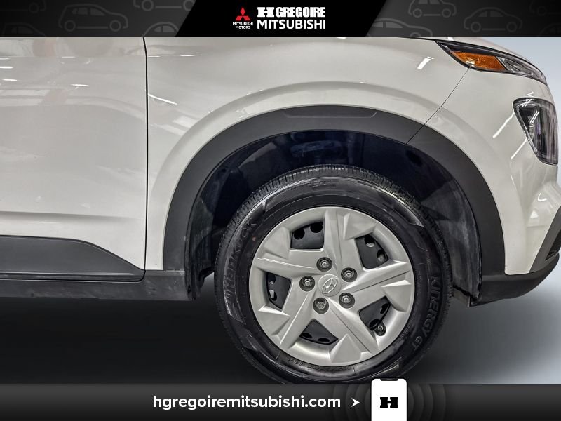 2025 Hyundai Venue White Laval - photo #11