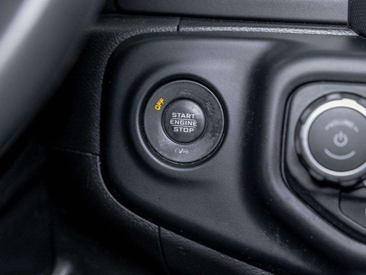 Jeep Gladiator WILLYS CREW 4X4 V6 *NAV* TOIT DUR CARPLAY BEDLINER 2023 Noir Saint-Jérôme - photo #20