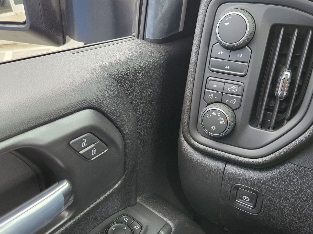 Chevrolet Silverado 2500HD Custom cabine multiplace 4RM 172 po 2026 Noir Thetford Mines - photo #10
