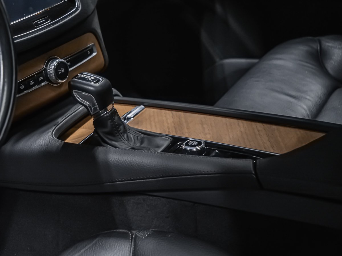 2022 Volvo XC90 T6 MOMENTUM CLIMAT Grey Montreal - photo #6
