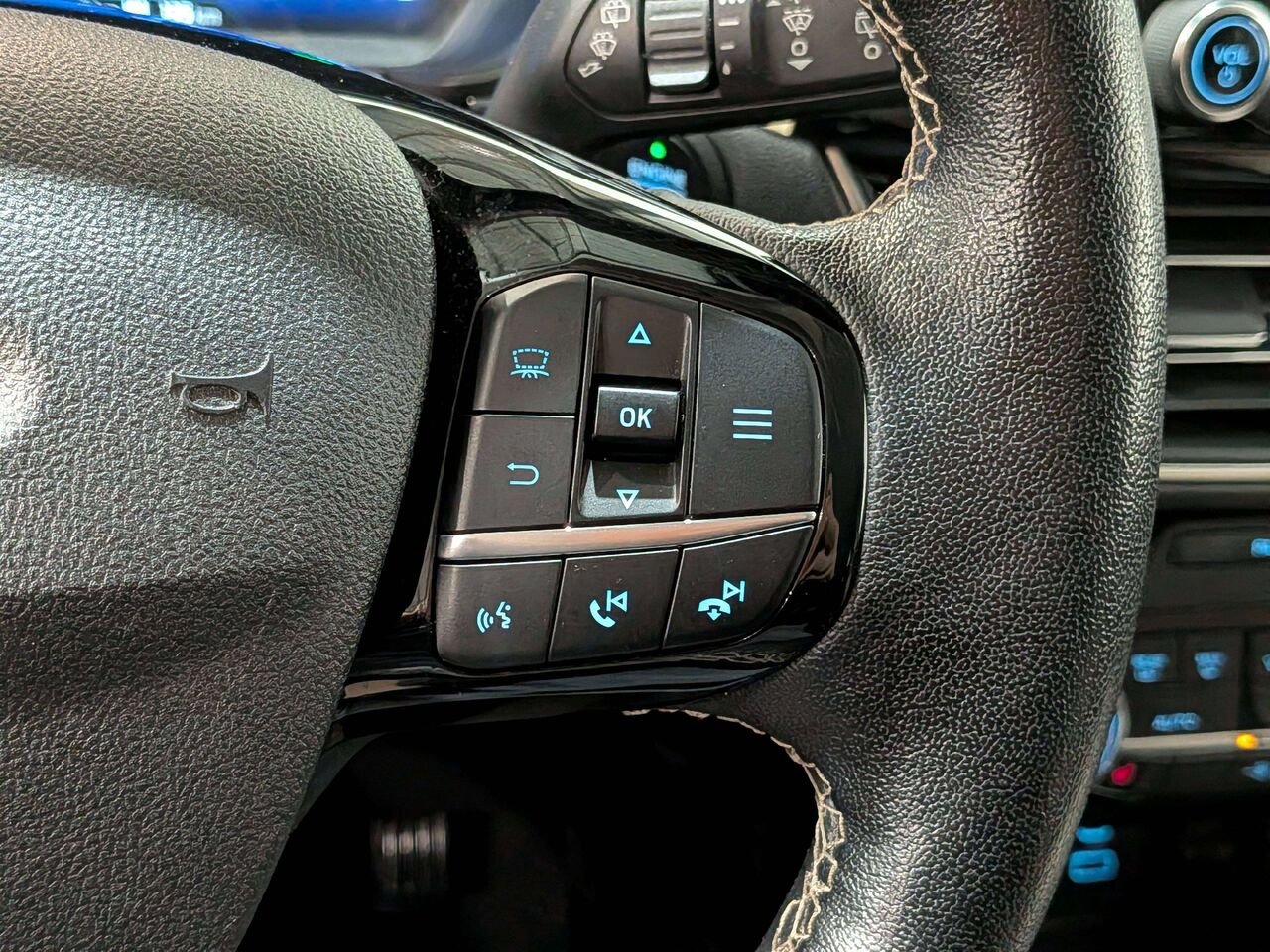 2022 Ford Escape Titanium Plug-In Hybrid FWD White Val-David - photo #17
