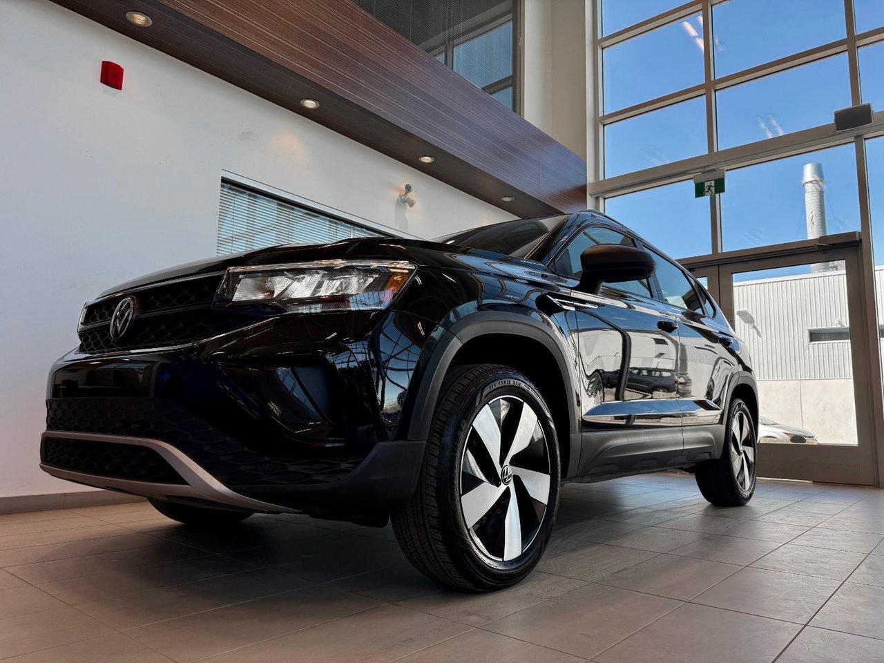 2024 Volkswagen Taos Black Notre-Dame-des-Prairies - photo #2