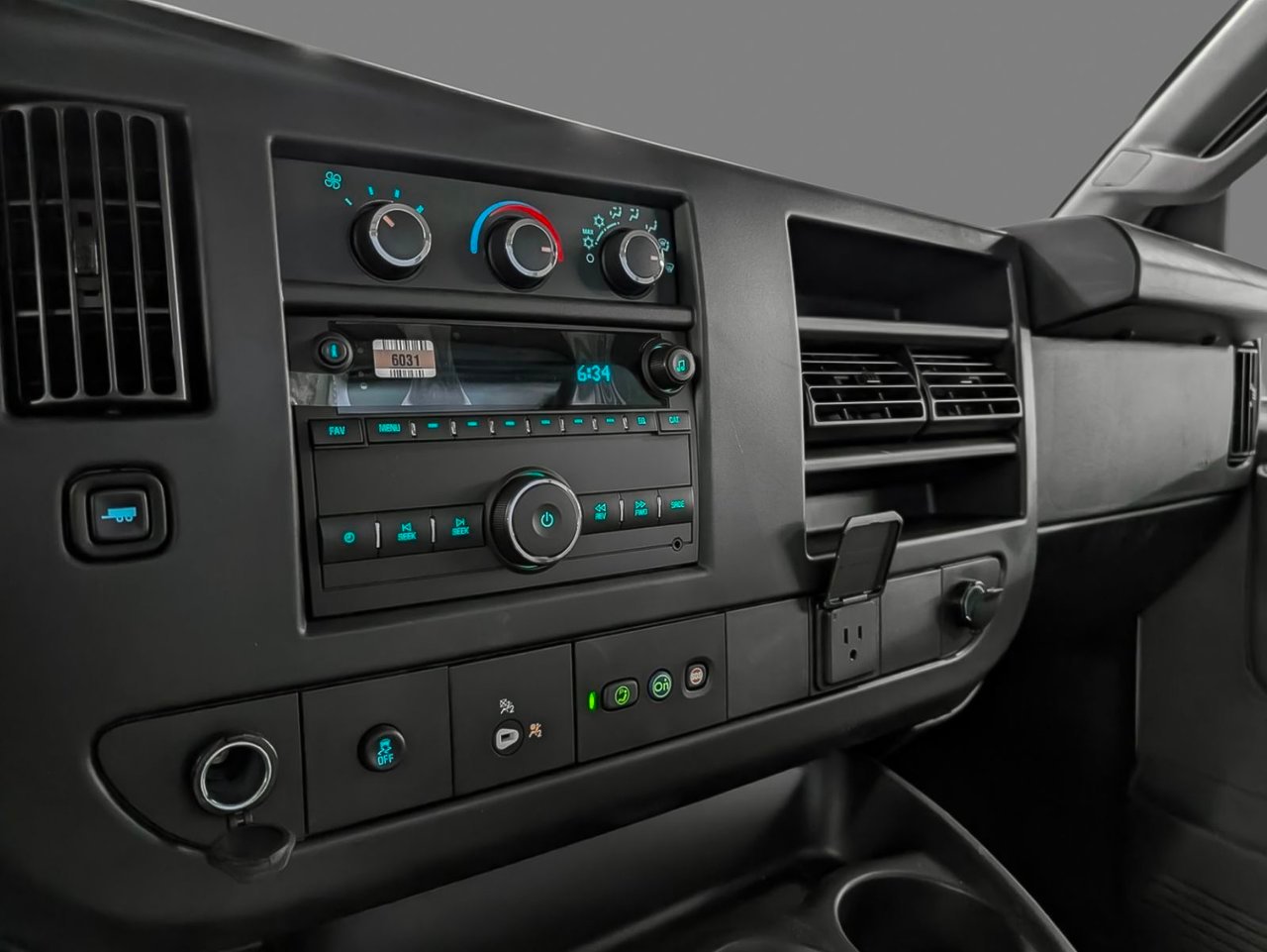 2024 GMC Savana Commercial Cutaway Summit White Saint-Eustache - photo #7
