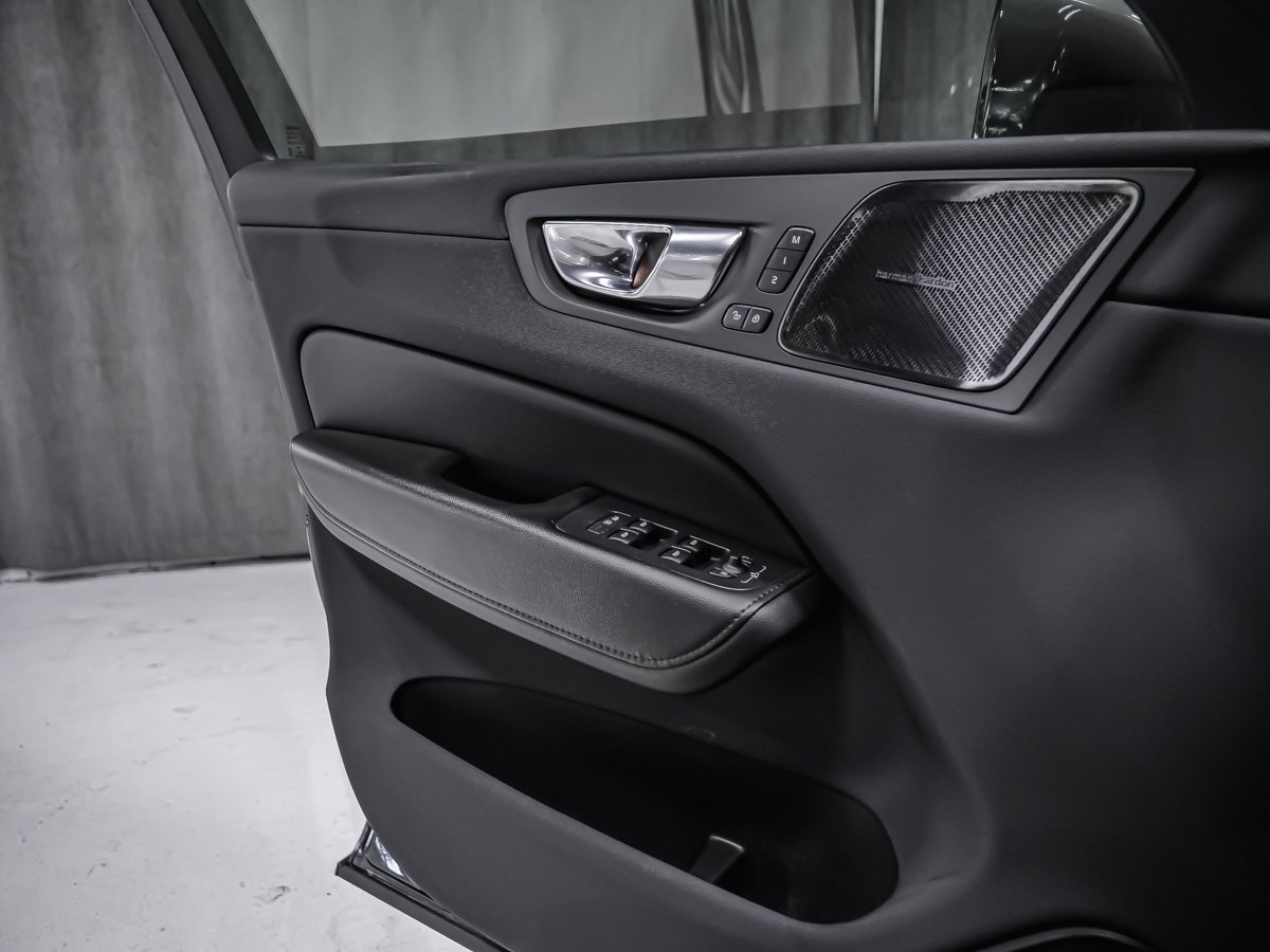 2022 Volvo XC60 B6 MOMENTUM Grey Montreal - photo #9