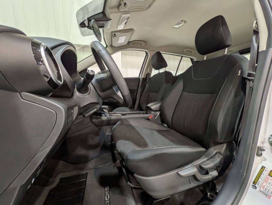 2025 Nissan Kicks Play SV FWD White