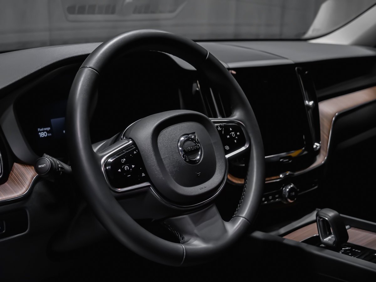 2023 Volvo XC60 PLUS DARK THEME Black Montreal - photo #7
