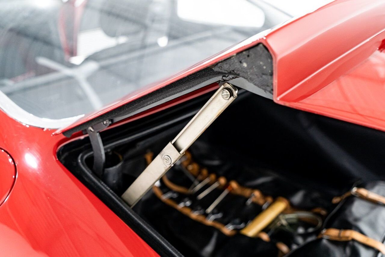 Ferrari 365 GTB4 Daytona 18,301 miles With Orig Books/Tools/ Carbs / Filter Box 1973 Rouge Montréal - photo #32