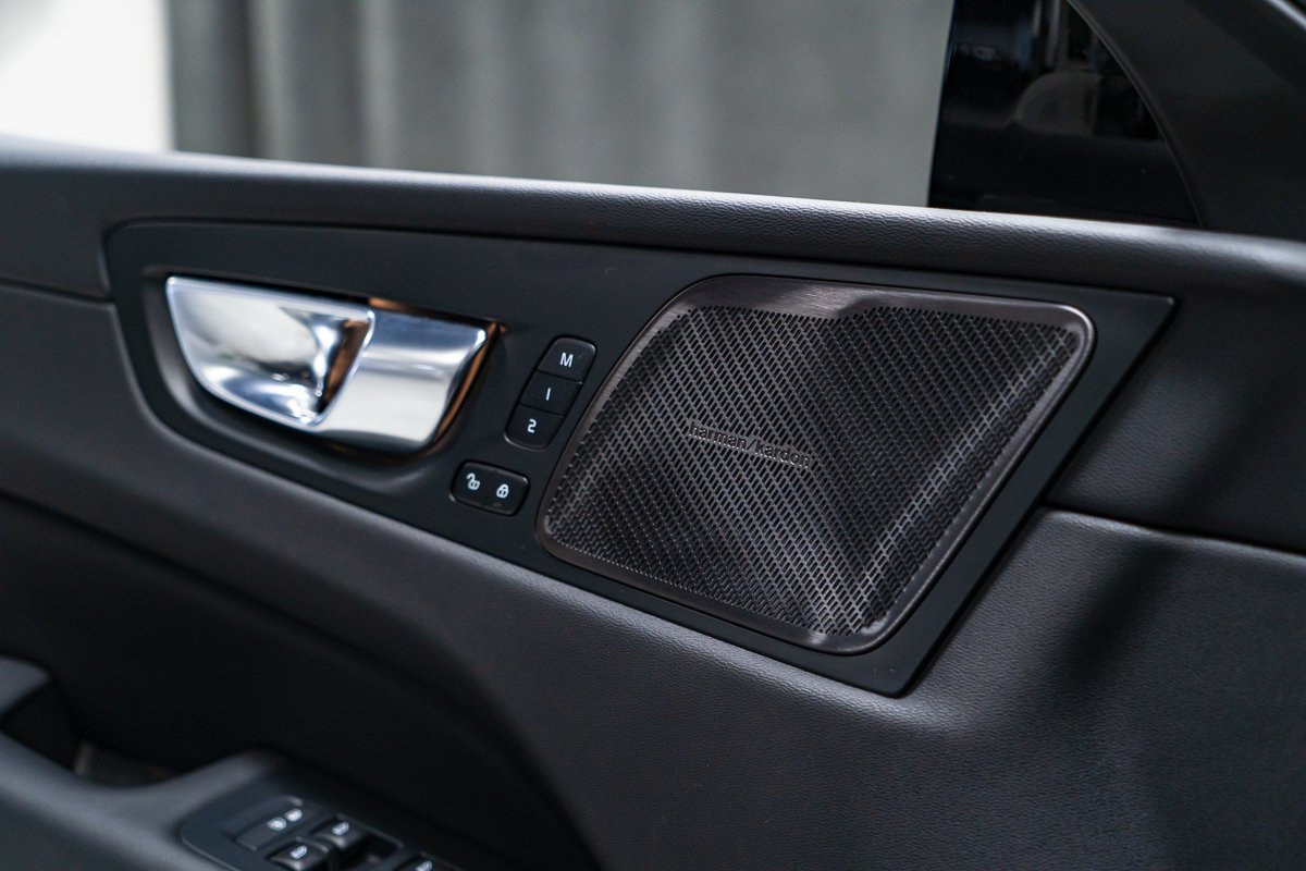 Volvo XC60 B5 PLUS DARK CLIMAT HARMAN KARDON 2025 Noir Montréal - photo #11