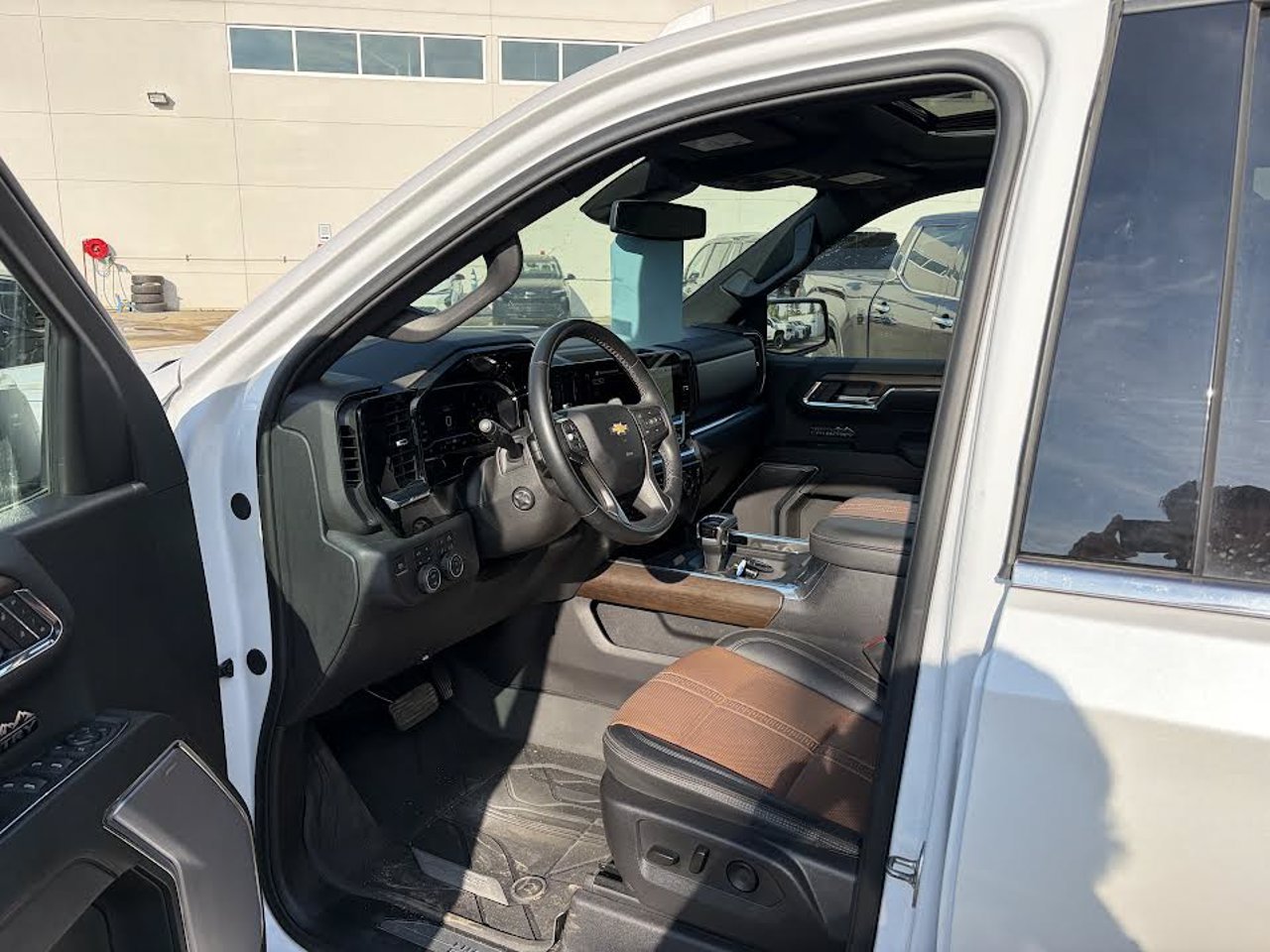 2024 Chevrolet Silverado 1500 4WD Crew Cab 147 High Country White Sherwood Park - photo #6